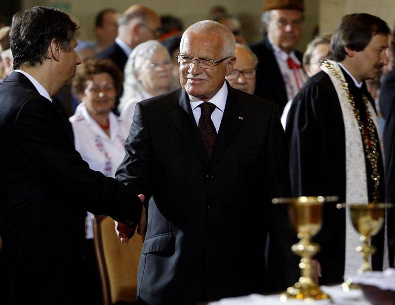 Na mši se setkali dva nejvyšší představitelé státu, prezident Václav Klaus a premiér Jan Fišer. 