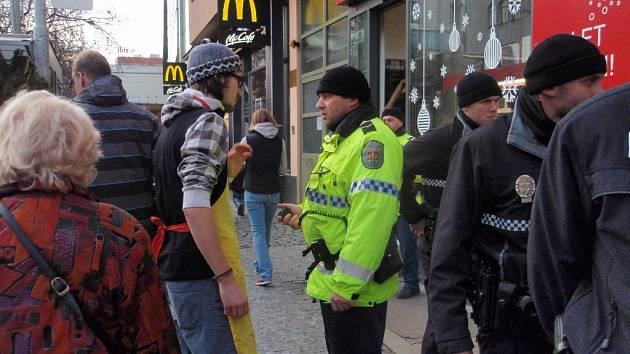 Aktivista Ondřej Krátký vysvětluje policistům, že se opravdu nejedná o nabídku psího masa. 