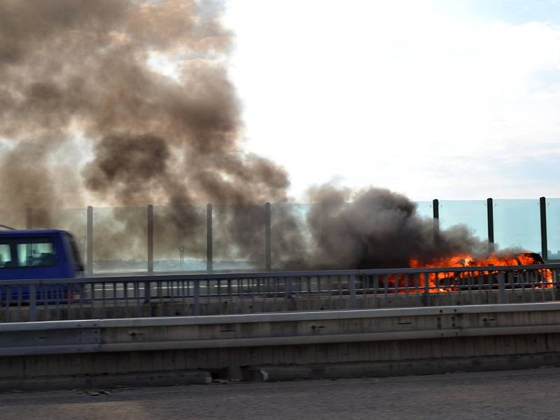 Požár auta na Jižní spojce u Černého Mostu ve směru od Mladé Boleslavi do centra.