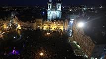 Demonstranti zaplnili pražské Staroměstské náměstí a žádají demisi vlády Andreje Babiše (ANO).