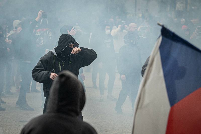 Demonstrace fanoušků v Praze na Staroměstském náměstí se 18. října 2020 po ukončení zvrhla v bitky s policií.