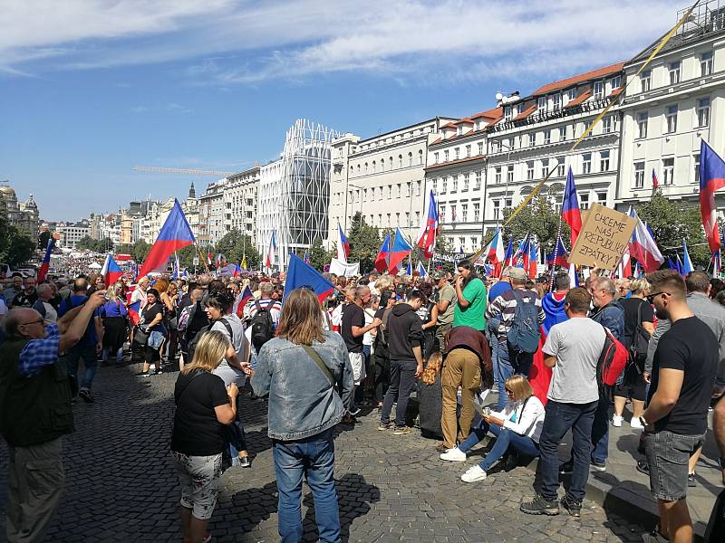 Z demonstrace s názvem Česká republika na 1. místě na Václavském náměstí v Praze.