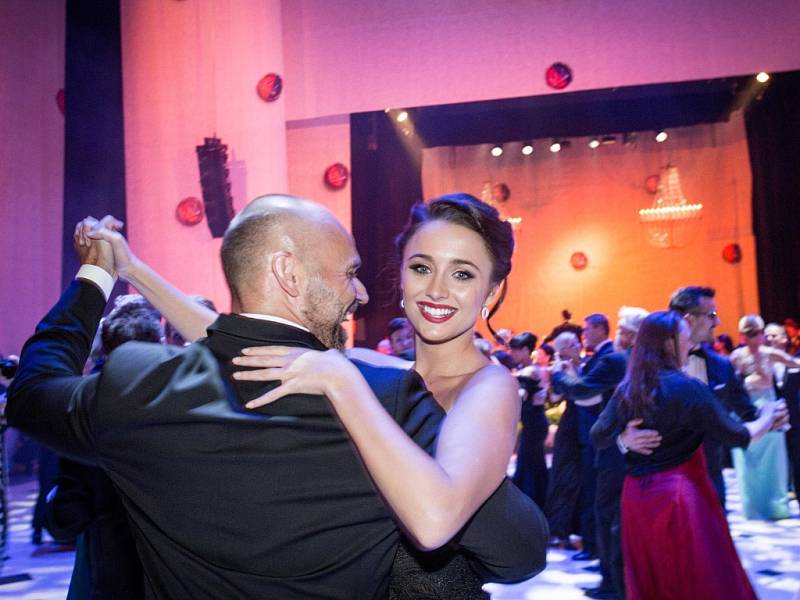 Finalistky České Miss 2016 zazářily na Plese v Opeře.