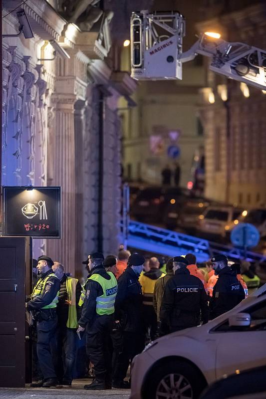 Hasiči a záchranáři zasahovali 20. ledna při požáru hotelu Eurostars David v Náplavní ulici nedaleko Masarykova nábřeží na Novém Městě v Praze.