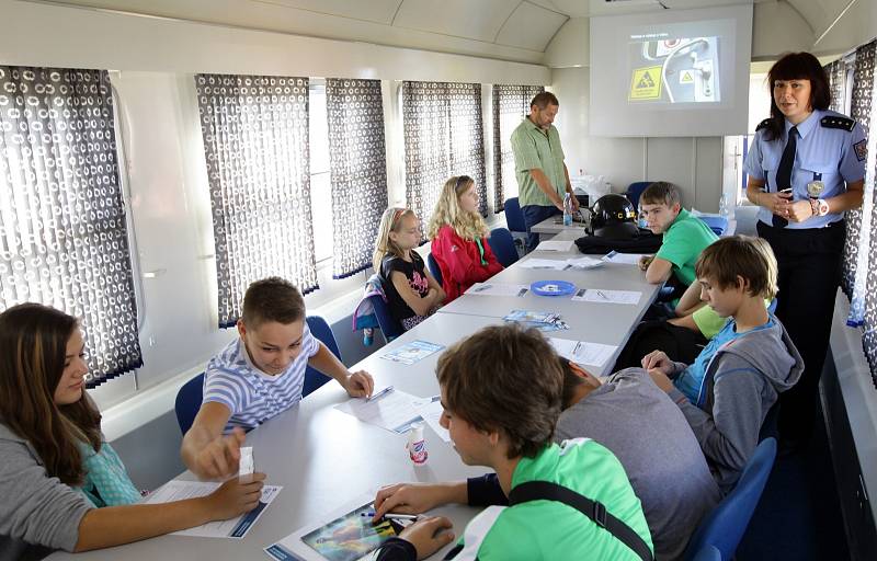 Preventivní vlak zastavil na nádraží Praha-Bubny. Na snímku žáci osmé třídy ZŠ Jeremenkova.