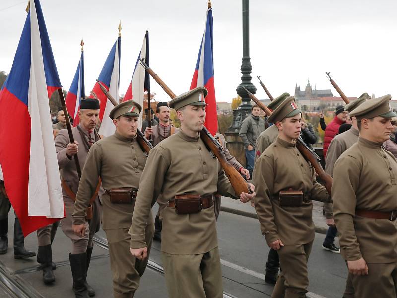 Sokolský Pochod pro republiku ke stému výročí založení Československa vyrazil z pražské Kampy na Václavské náměstí.