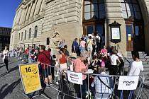 MuzeMuzejní noc 2019. Před Národním muzeem, které je součástí Pražské muzejní noci po osmi letech, se lidé začali řadit do fronty už více než hodinu před otevřením.