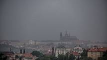 Bouřka nad Prahou.