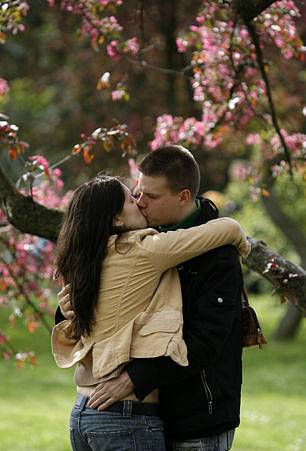 Během prvního květnového dne navštívilo mnoho zamilovaných pražském Petříně, aby se tam u sochy Karla Hynka Máchy nebo pod rozkvetlou třešní políbilo.