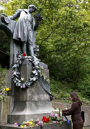 Ženy a dívky kladly 1. května květiny i prosté luční kvítí k soše Karla Hynka Máchy na pražském Petříně.