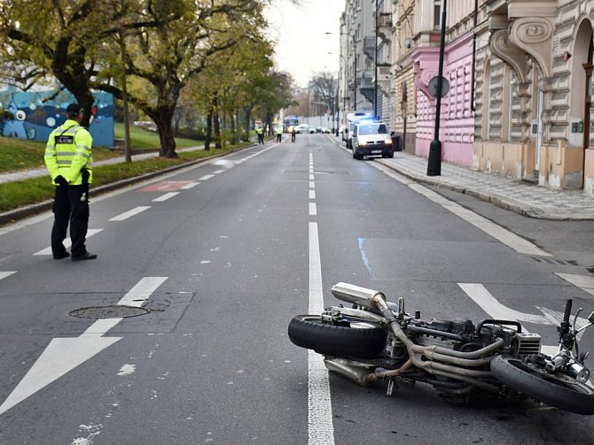 Motorkář na Smíchově srazil chodkyni se dvěma psy, zemřela mladá žena a jedno ze zvířat.