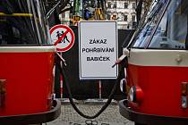 Na několika místech v Praze v okolí staveb se ve středu 11. března 2015 objevily nejspíše recesistické dopravní značky "Zákaz pohřbívání babiček". Snímek je z Karlova náměstí.
