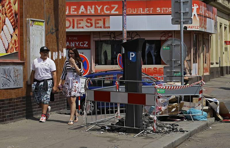 Současná Palmovka - špína, nepořádek, rozkopané ulice při rekonstrukci kolejí.