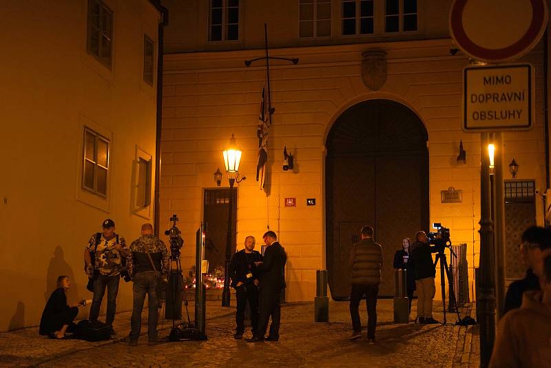 Pietní místo na počest zemřelé královny Alžběty II. u Velvyslanectví Spojeného království Velké Británie a Severního Irska v Praze