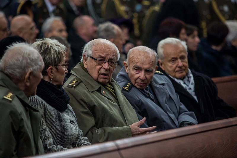Poslední rozloučení s válečným veteránem Alexandrem Beerem, který zemřel 31. prosince 2015 ve věku 98 let, se uskutečnilo 13. ledna 2016 v Praze.