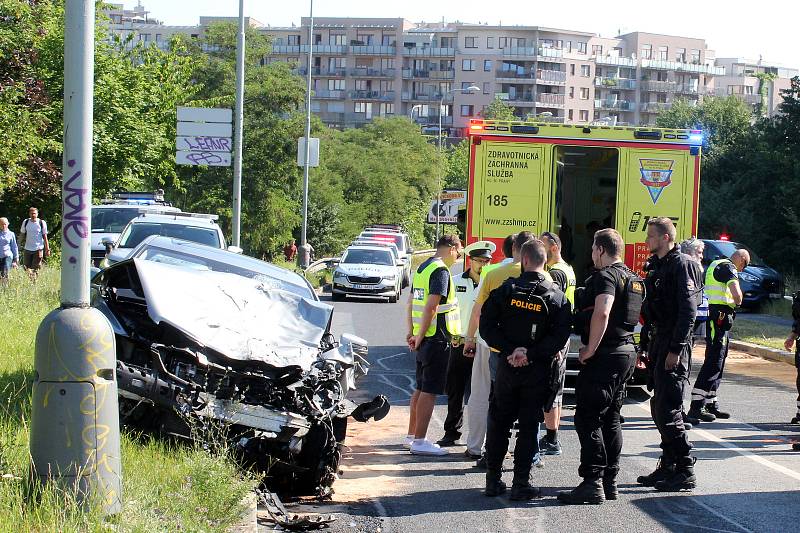 Dopravní nehoda autobusu a osobního auta v ulici K Horkám v pražské Hostivaři.