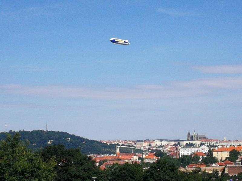 Obří vzducholoď Zeppelin kroužila nad Vyšehradem.