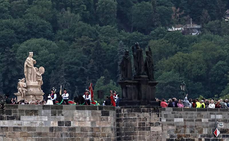 Celé slavnosti začaly na Pražském hradě v katedrále Sv. Víta, kde celebroval mši svatou arcibiskup olomoucký Jan Bosco Graubner. Poté se vydalo procesí na Karlův most.