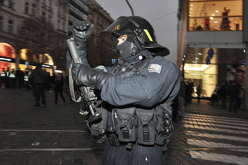 Při čtvrtečních demonstracích se v Praze sešli příznivci krajně pravicové Dělnické strany sociální spravedlnosti (DSSS) i její odpůrci.