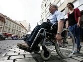 Lazarskou bez bariér, happeningové jízdy na vozíku.  na vozíku