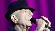 Kanadský básník a písničkář Leonard Cohen se dočkal při nedělním koncertu v zaplněné pražské O2 areně bouřlivého přijetí. 