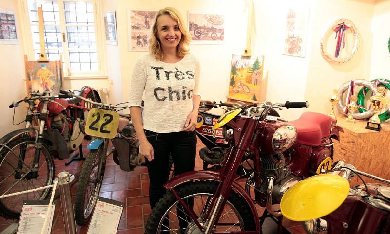 Výstava historických motocyklů JAWA na Chvalském zámku, otevřena denně do 25. dubna. Na snímku ředitelka zámku Alexandra Kohoutová.