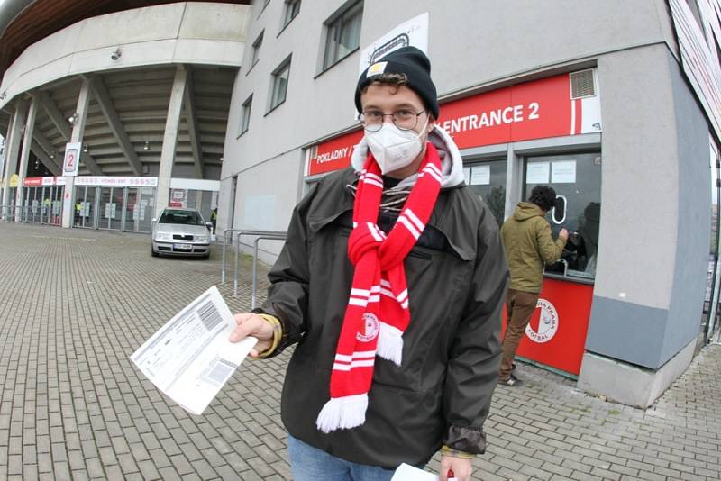 Fanoušci Slavie se scházeli u stadionu a těšili se na oslavu titulu. Dočkali se ještě před výkopem utkání s Plzní, Sparta totiž v Liberci jen remizivala.