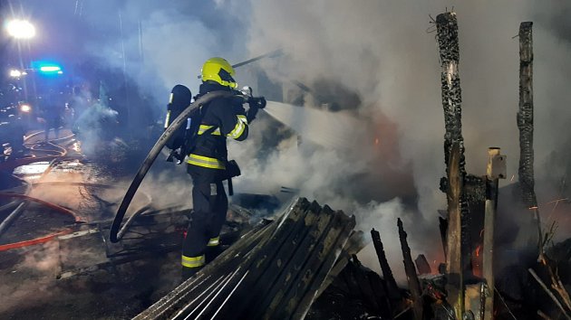 Plameny pohltily chatu v pražské Michli. Hasiči zasahovali v dýchací technice