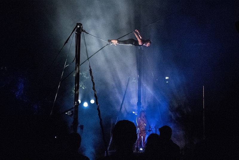 Festival adrenalinově zahájila provazochodkyně Johanne Humblet, která na Open Air scéně vysoko nad hlavami diváků zdolává jeden risk za druhým. Za své vystoupení sklidila bouřlivý potlesk, diváků sedících na zemi v trávě arény pod širým nebem. Vystoupení 