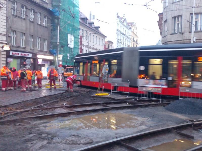 Dopravní podnik (DPP) zahájil v centru Prahy další etapu opravy tramvajových kolejí.