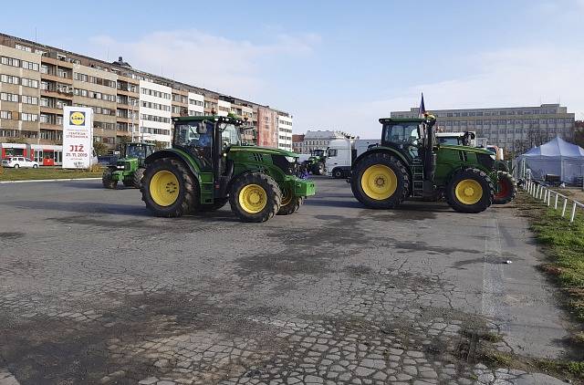 Demonstraci na Letné podporují také sedláci, kteří přijeli do Prahy s traktory.