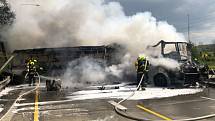 Při nehodě autobusu a kamionu s návěsem na Pražském okruhu došlo k velkému požáru a zemřel člověk.