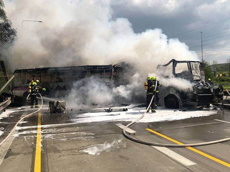 Při nehodě autobusu a kamionu s návěsem na Pražském okruhu došlo k velkému požáru a zemřel člověk.