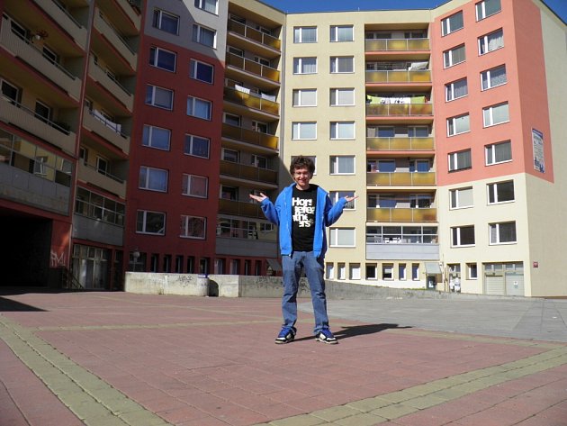 Vysokoškolskému studentovi Jiřímu Šrollerovi, který bydlí ve Wassermannově ulici přes dvacet let, se budoucí proměna Trnkova náměstí líbí. Rád by tam však viděl více prvků určených ke sportu.