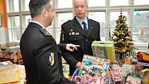 S předčasnou vánoční nadílkou navštívili lůžkové oddělení pediatrie Thomayerovy nemocnice v pražské Krči policejní těžkooděnci - příslušníci speciální pořádkové jednotky pražské policie. Sbírku na dárky pro nemocné děti pořádají mezi sebou již deset let.