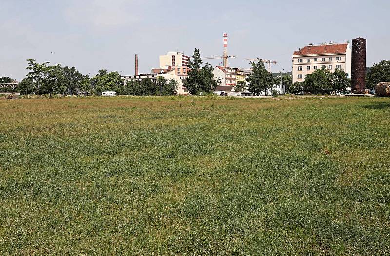 Pozemky mezi nádražím Holešovice a Vltavskou.