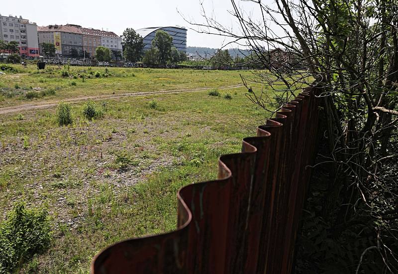 Pozemky mezi nádražím Holešovice a Vltavskou.