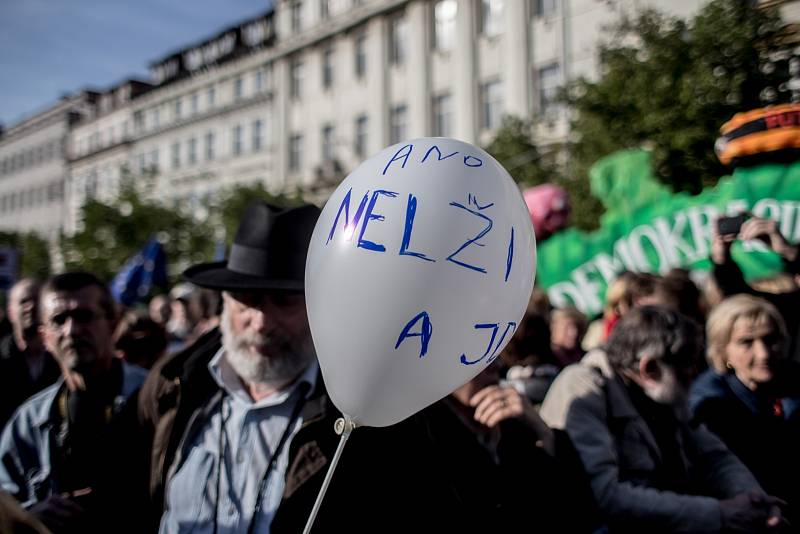 Na dvacet tisíc lidí se sešlo 10. května na pražském Václavském náměstí, aby protestovali proti Andreji Babišovi a Miloši Zemanovi.