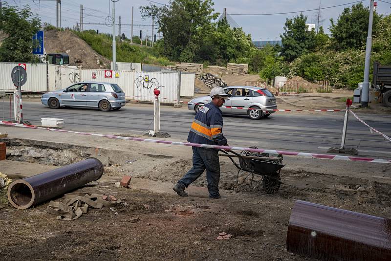 Stavební práce u nového přemostění Průběžné ulice 11. června 2021 v Praze.