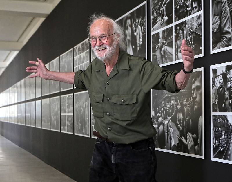 Výstava fotografií Josefa Koudelky Invaze 68 je prezentována u příležitosti 50. výročí invaze.