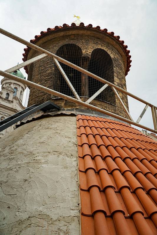 Opravovaná rotunda sv. Kříže.