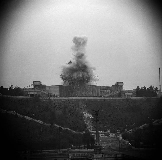 Fotografovat odstřel pomníku J. V. Stalina bylo striktně zakázáno. Detonace byla slyšel po celé Praze. 28. 10. 1962.
