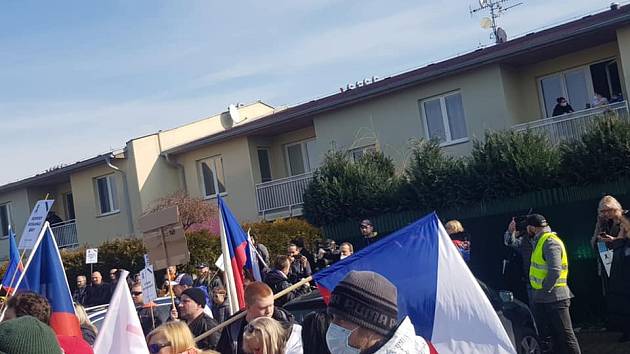 Už v únoru 2021 demonstrovalo ve středočeském Mratíně před domem ministra vnitra Jana Hamáčka (ČSSD) hnutí Chcípl pes.