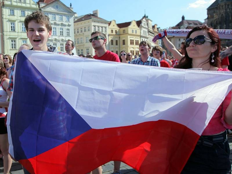 Fanoušci na Staroměstském náměstí.