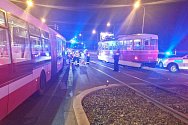 Dopravní nehoda tramvaje s autobusem se stala v sobotu 14. října ráno ve Švehlově ulici.