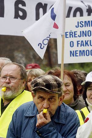 Odboráři před Úřadem vlády.