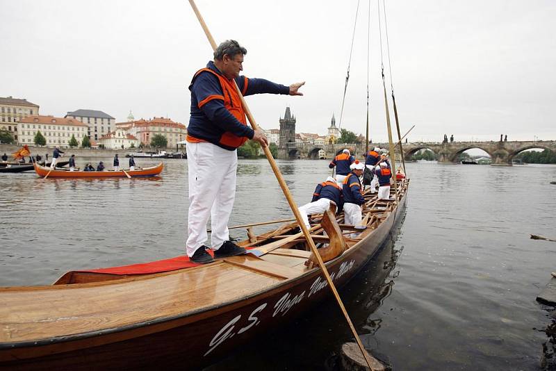 Spouštění největší gondoly na světě, takzvané quatordesony, na vltavskou hladinu. 