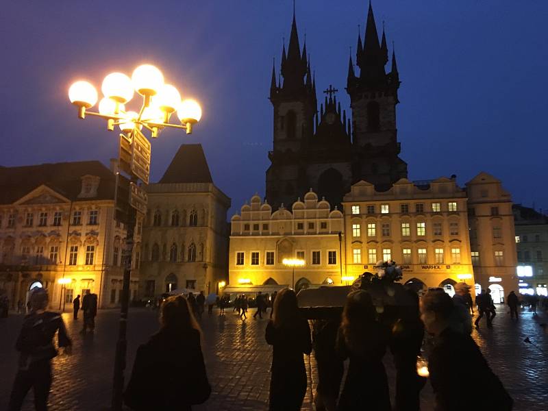 Smuteční průvod s rakví prošel od Malostranského ke Staroměstskému náměstí.