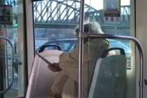 Policie hledá svědky dalšího incidentu, který způsobil muž s nožem v tramvaji.