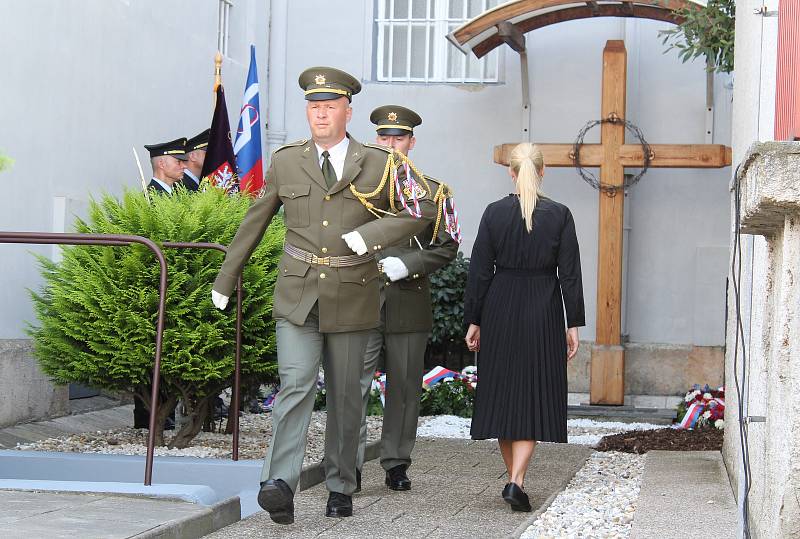 Pietní shromáždění k uctění památky Milady Horákové popravené komunistickým režimem a uctění obětí politických procesů komunistického režimu v areálu Vazební věznice na Pankráci.